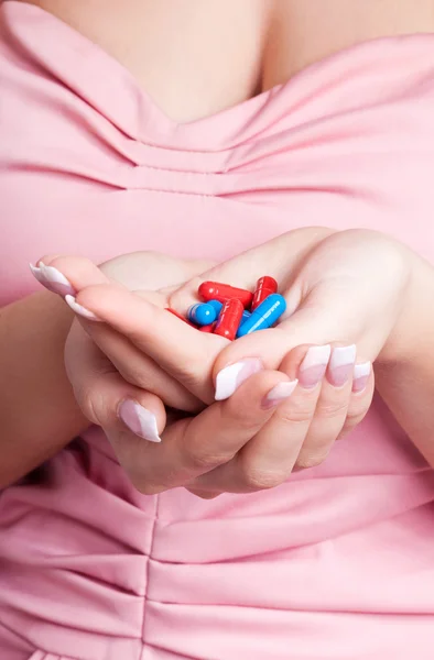 Mani con pillole — Foto Stock