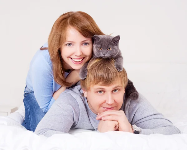 Casal com um gato — Fotografia de Stock