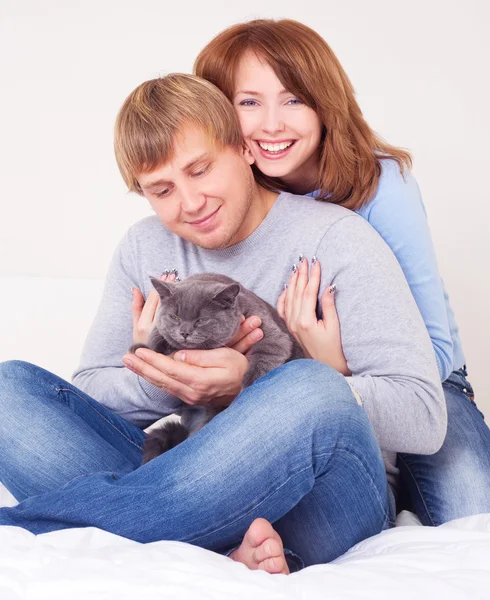 Couple avec un chat — Photo