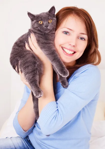 Ragazza con un gatto — Foto Stock