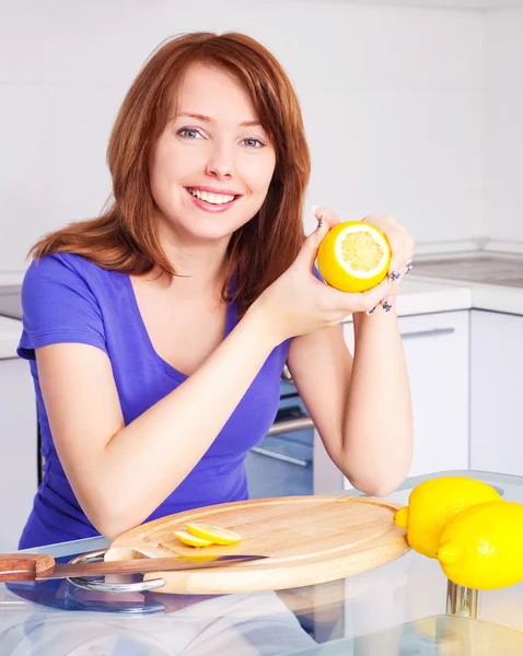 Nő, citrom — Stock Fotó