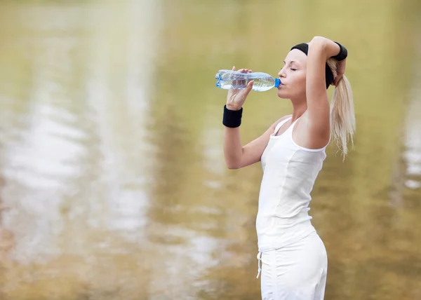 妇女饮水 — 图库照片