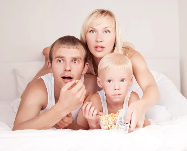 Familia viendo tv — Foto de Stock