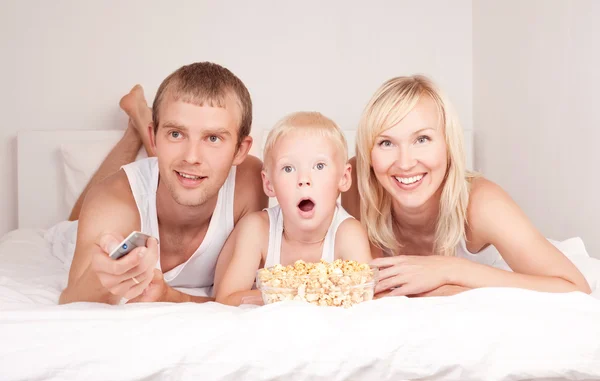 가족 watchign tv — 스톡 사진