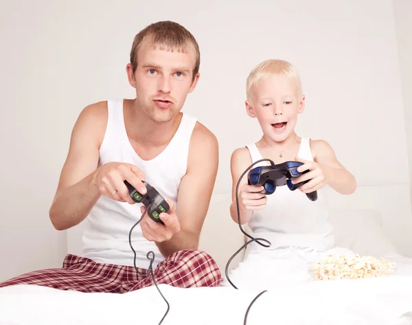 Padre e hijo jugando juegos — Foto de Stock