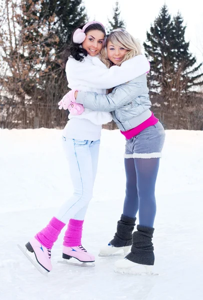 Meninas patinação no gelo — Fotografia de Stock