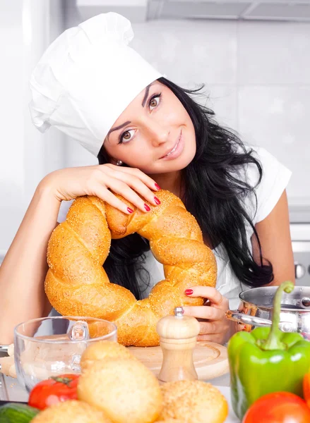 Frau mit Brot — Stockfoto