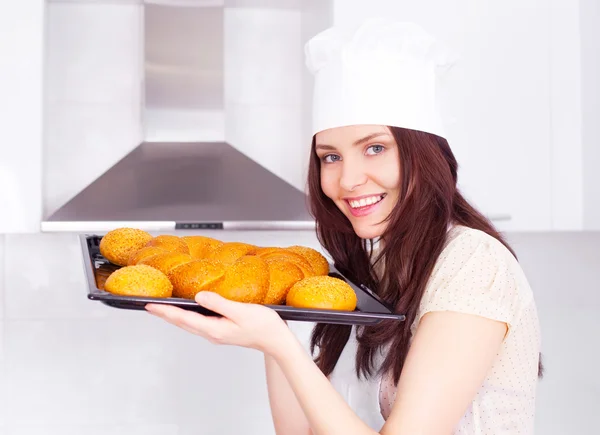 Ekmek pişirme kadın — Stok fotoğraf