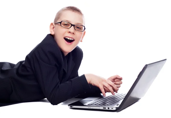 男孩用一台笔记本电脑 — 图库照片