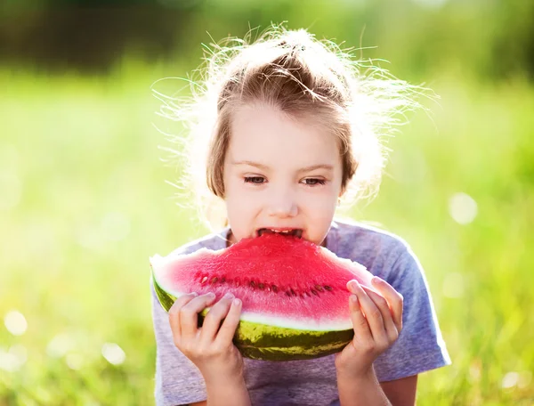 Dziewczynka jedzenie arbuza — Zdjęcie stockowe
