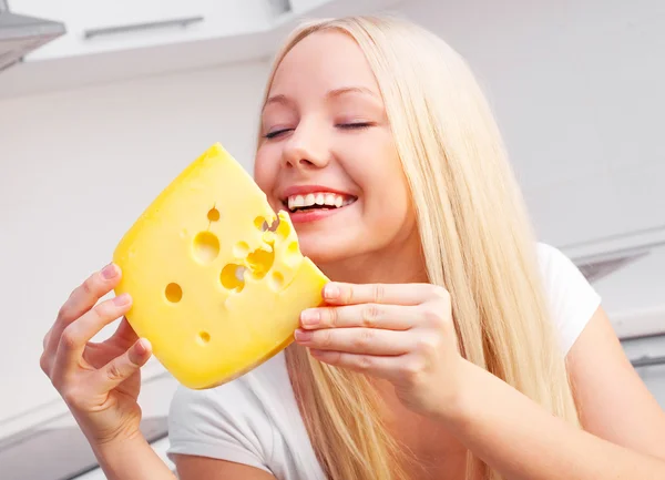 Vrouw met kaas — Stockfoto