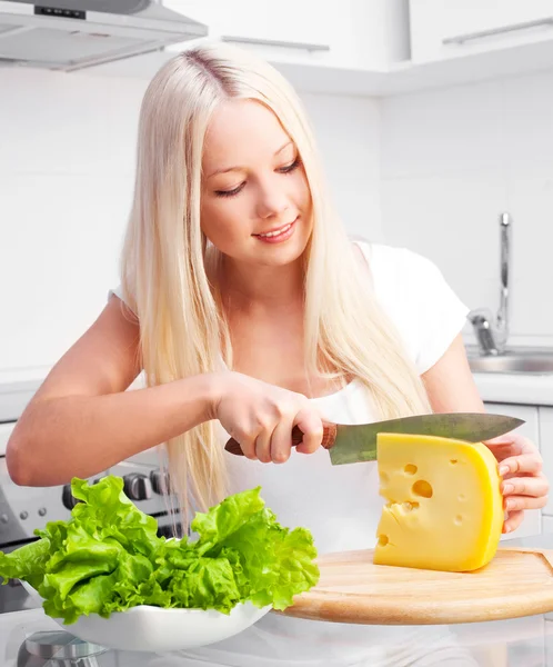 Mujer con queso —  Fotos de Stock