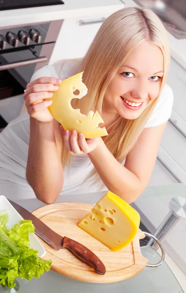 Женщина с сыром — стоковое фото