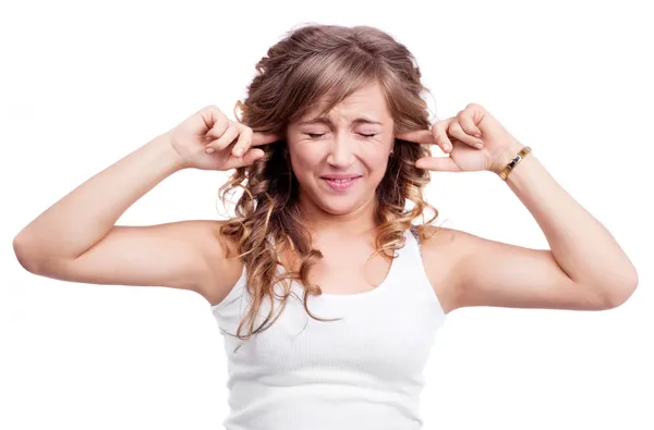 Mulher fechando orelhas — Fotografia de Stock