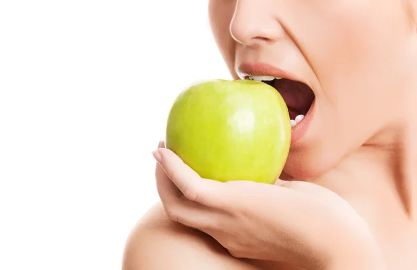 Kvinna biter ett äpple — Stockfoto