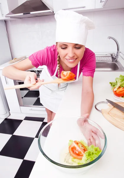 Mulher fazendo salada — Fotografia de Stock