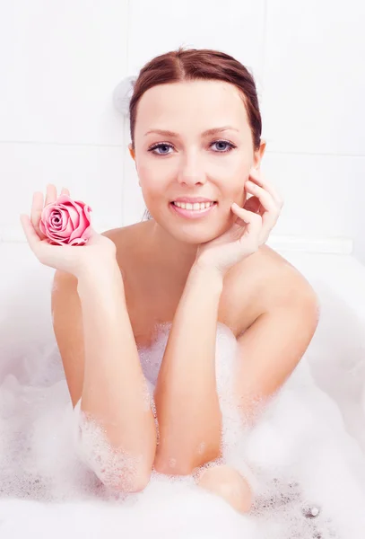 Egy nő fürdik. — Stock Fotó