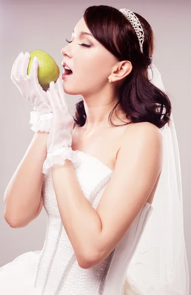 Bride eating an apple — Stock Photo, Image