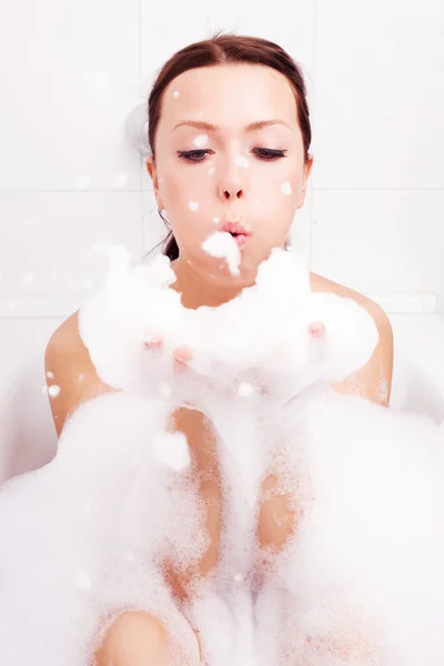 Kvinnan tar ett bad — Stockfoto