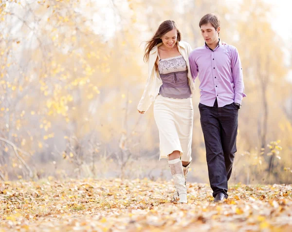 Casal ao ar livre — Fotografia de Stock