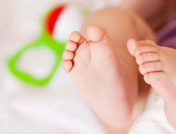 Fötter av en baby — Stockfoto