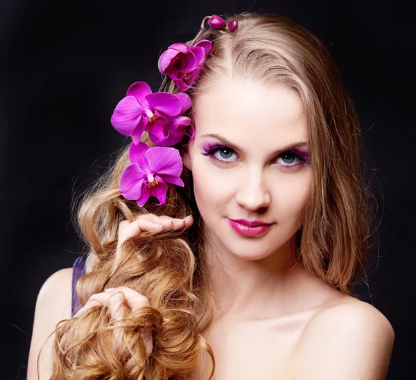 Kvinna med en orkidé — Stockfoto