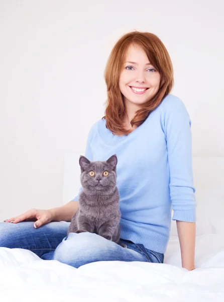 Жінка з кішкою — стокове фото