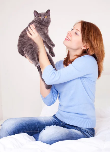 Femme avec un chat — Photo