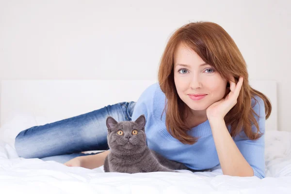 Kvinna med en katt — Stockfoto