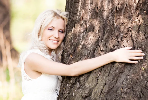 Kobieta z drzewa — Zdjęcie stockowe