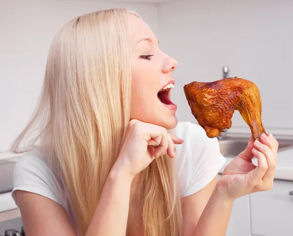 Mulher comendo frango — Fotografia de Stock