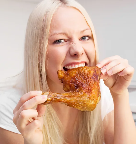 Žena jíst kuře — Stock fotografie