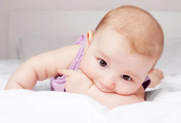 Bebê na cama — Fotografia de Stock