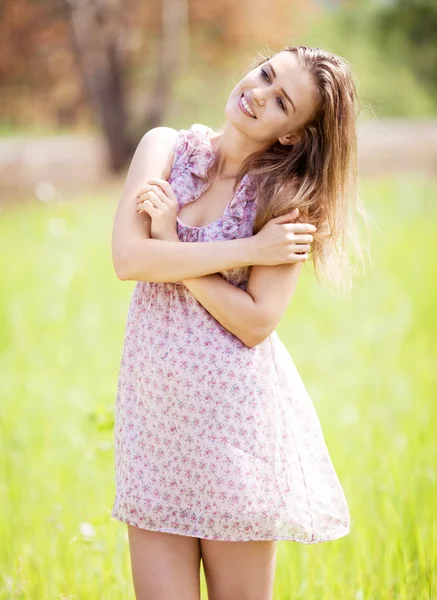 Femme en plein air — Photo