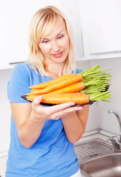 Vrouw met wortelen — Stockfoto