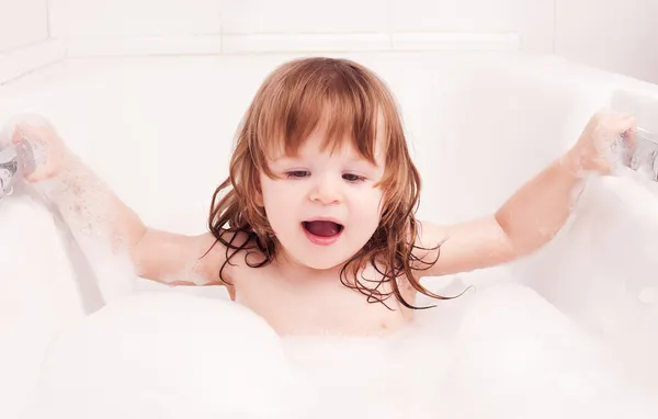 Bebê tomando um banho — Fotografia de Stock
