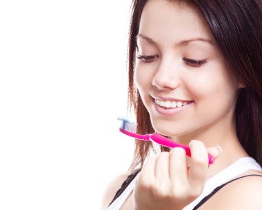 Dişlerini fırçalayan kadın