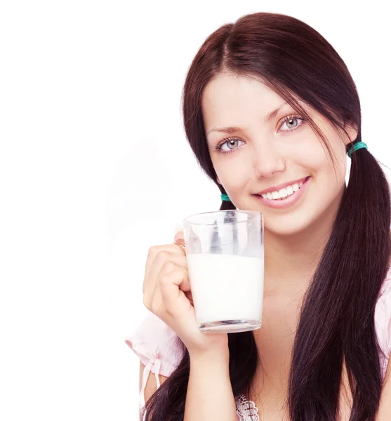 Flickan dricka mjölk — Stockfoto