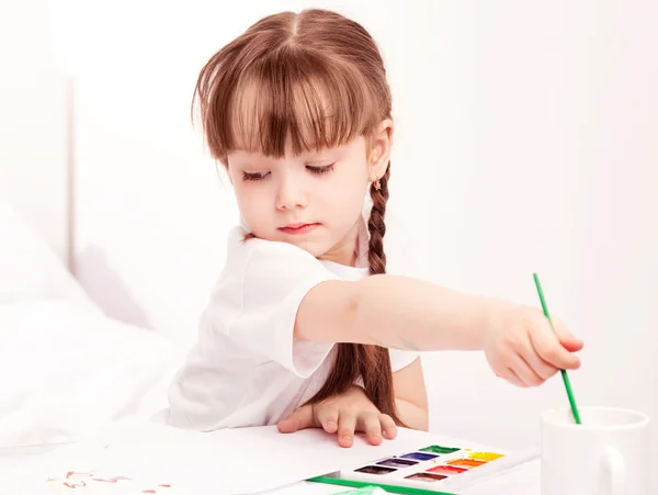 Girl painting with watercolor — Stock Photo, Image