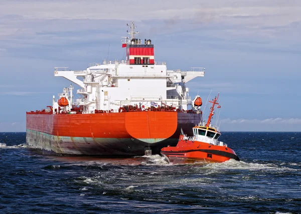 Tugboat towing tanker — Stock Photo, Image