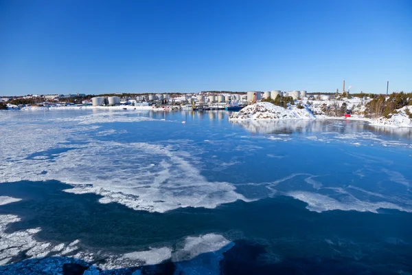 Quay port täckt med is. — Stockfoto