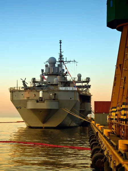 Військовий корабель в порту — стокове фото