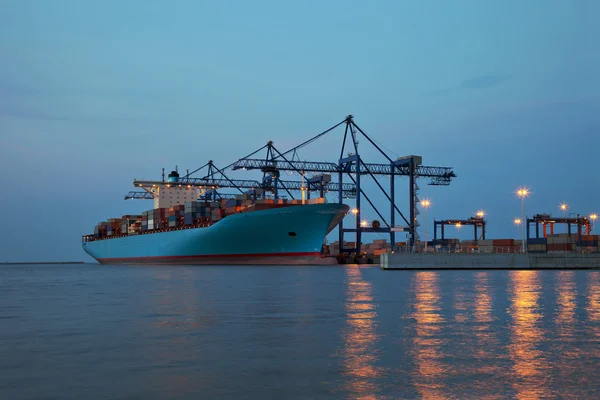 Terminal de contenedores al atardecer —  Fotos de Stock