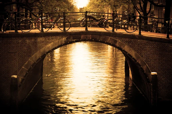 Amsterdam. Kanal üzerinde romantik köprü. — Stok fotoğraf