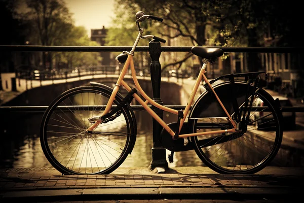 アムステルダム。ロマンチックな運河橋、自転車 — ストック写真
