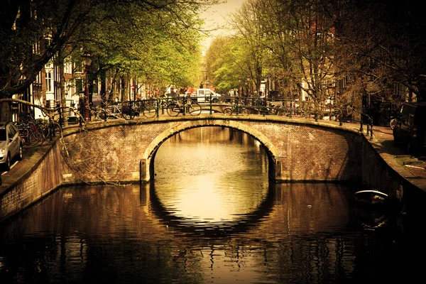 Amesterdão. Ponte romântica sobre o canal . — Fotografia de Stock