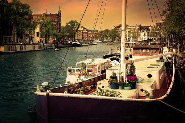 Amesterdão. Canal romântico, barcos . — Fotografia de Stock