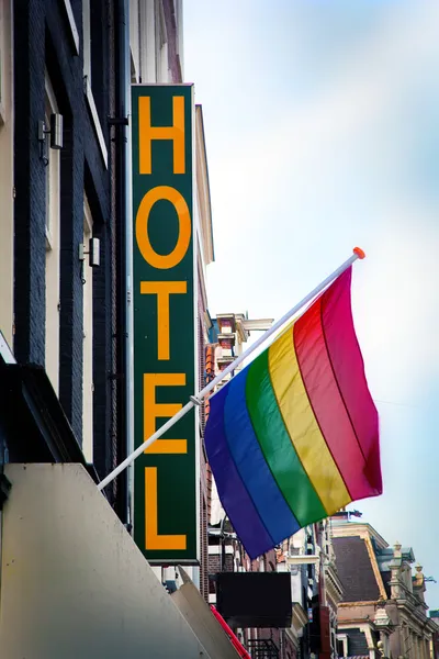 Ξενοδοχείο με το ουράνιο τόξο σημαία σύμβολο των ομοφυλόφιλων — Φωτογραφία Αρχείου