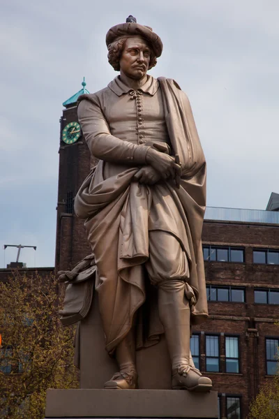 Het standbeeld van rembrandt in amsterdam — Stockfoto