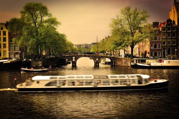 Амстердам. Романтический мост через канал . — стоковое фото